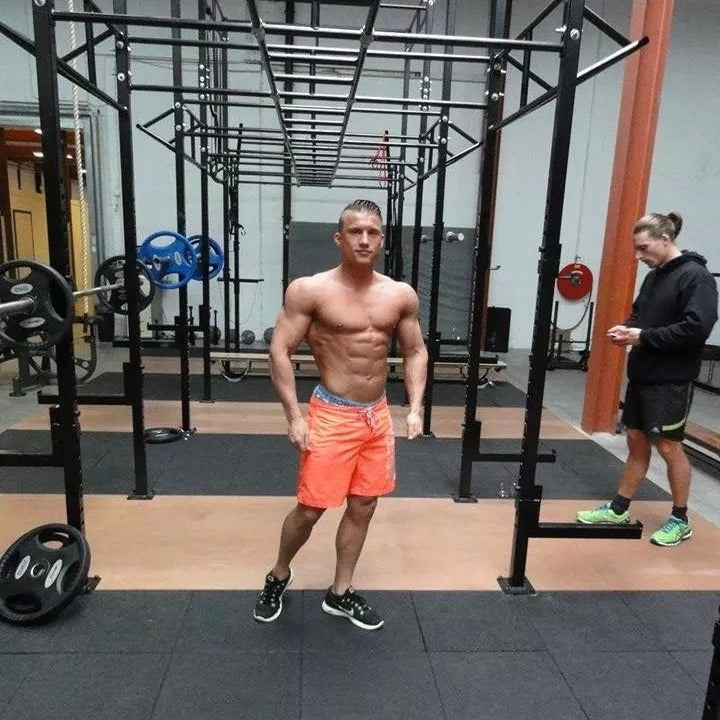 Joey trainde in 2015 voor Bodybuilding wedstrijden en zo werd zijn eigen mealprep bedrijf geboren - MM - PRAZ - SportMeals