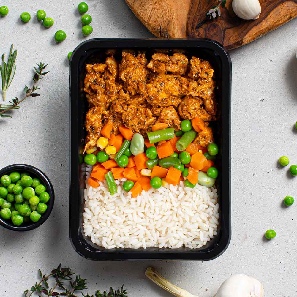 Kant-en-klare meal prep maaltijd met kip rijst en gemengde groente voor droogtrainen