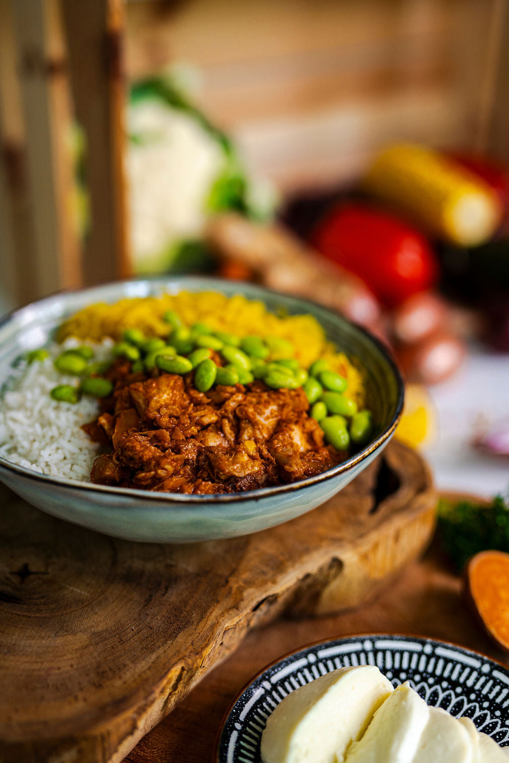 Kip Koreaans premium bowl met edamame rijst en kip op houten plank