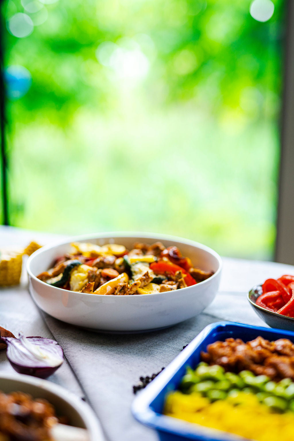 Kip Traybake bowl voor groen venster — buitensfeer