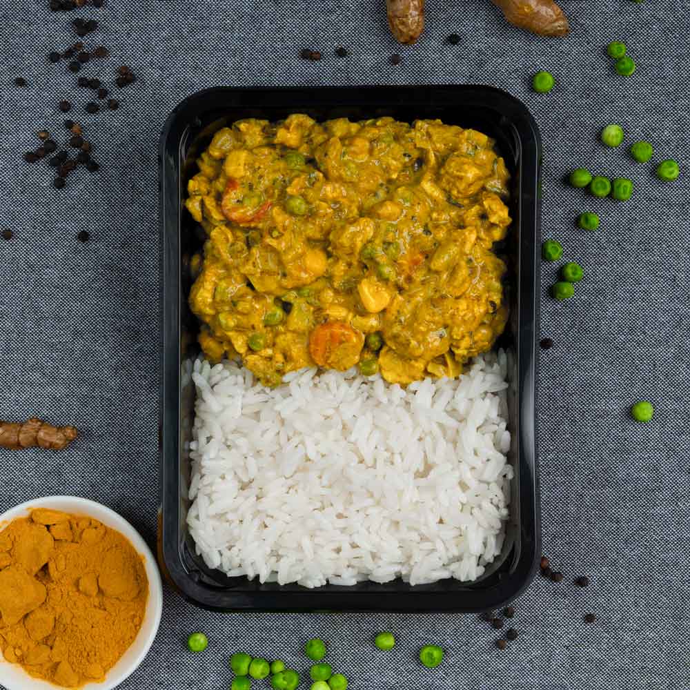 Gezonde kant-en-klare maaltijd van indian curry met verse groenten en kruiden om afvallen te stimuleren tijdens je koolhydraat arme dieet