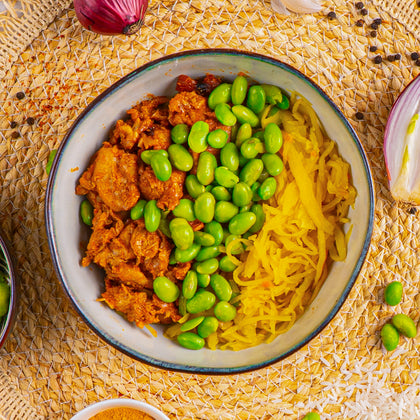 Kip koreaans met atjar en sojabonen van SportMeals, opgeschept op een bord