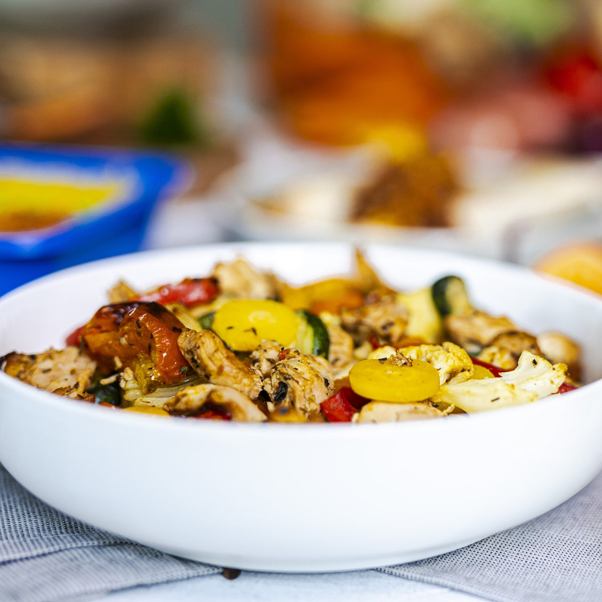 Kip Traybake mediterraans van SportMeals, opgeschept in een schaal op tafel