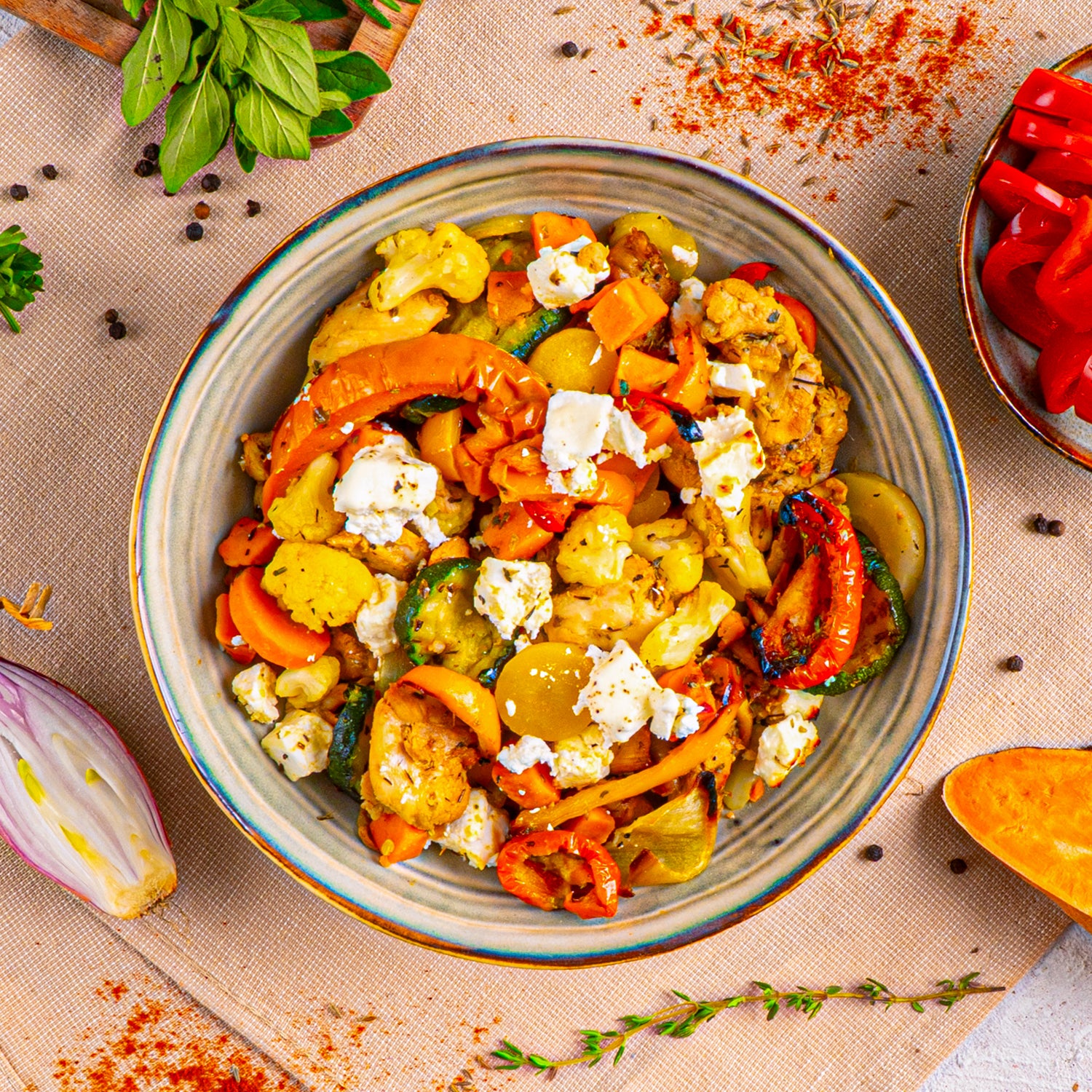 Kip traybake mediterraans met zoete aardappel en witte kaas van SportMeals, opgeschept in een kom
