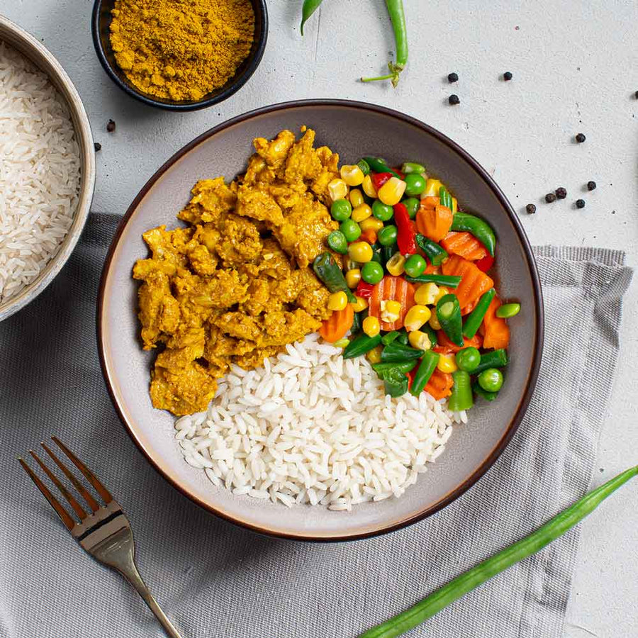 Heerlijke kip kerrie om spiermassa op te bouwen tijdens je bulkfase met witte rijst en gemengde groente