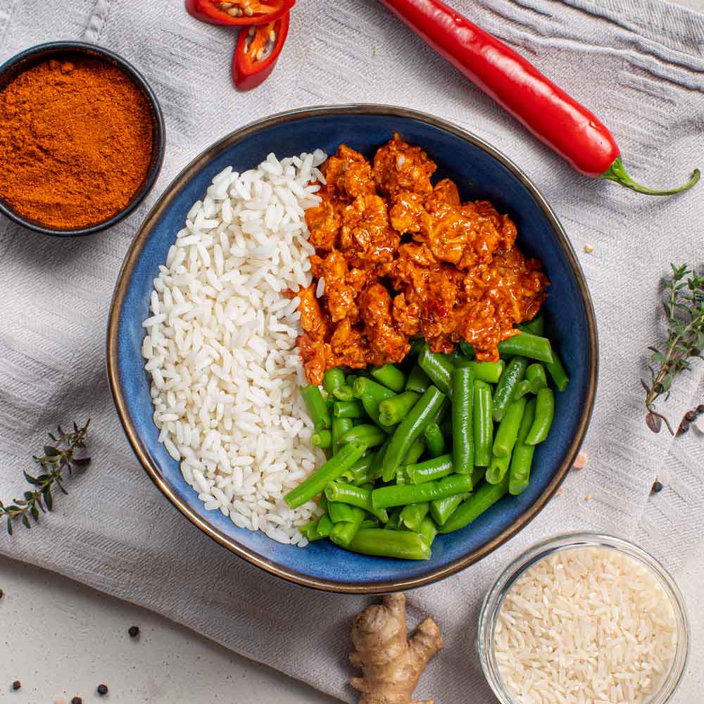 Kant en klare maaltijd met pittige kip hoog in eiwitten voor een high protein dieet tijdens spiermassa opbouwen of bulken