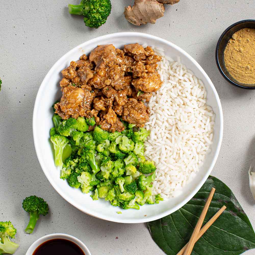 Sportmaaltijd met kip teriyaki rijst en broccoli voor droogtrainen tijdens een eiwitrijk dieet
