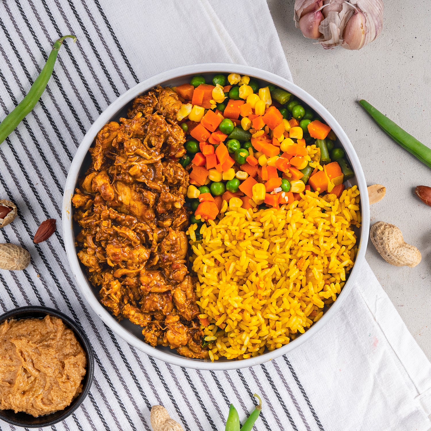 Kip saté met nasi goreng van SportMeals, opgeschept in een kom
