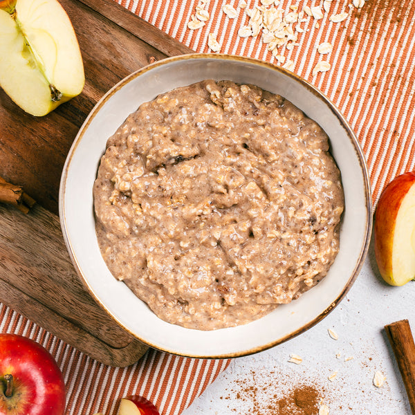 Overnight oats appel-kaneel van SportMeals, opgeschept in een kom