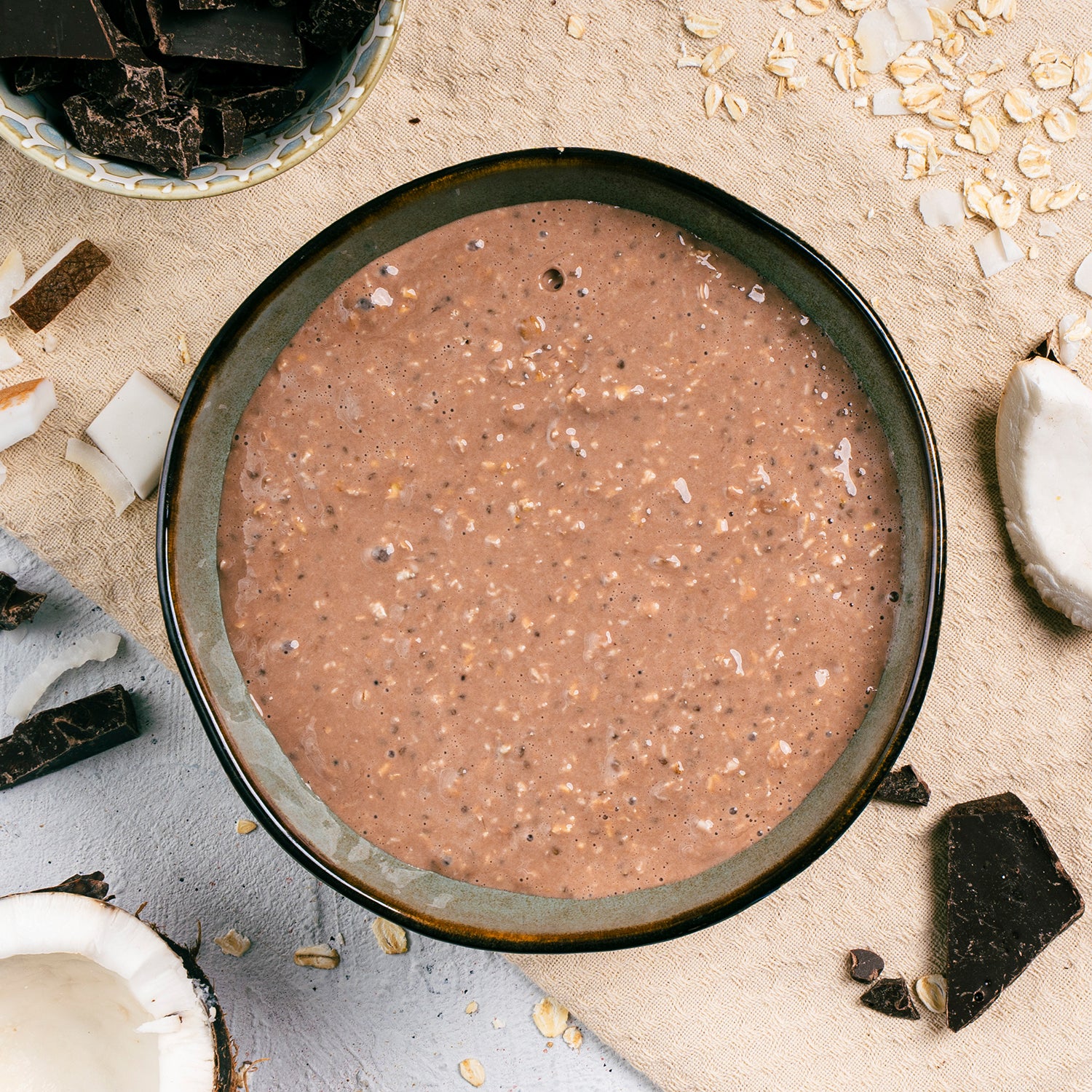 Overnight oats choco-coco van SportMeals, opgeschept in een kom