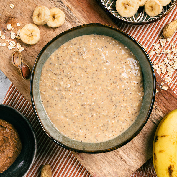 Overnight oats pinda-banaan van SportMeals, opgeschept in een kom