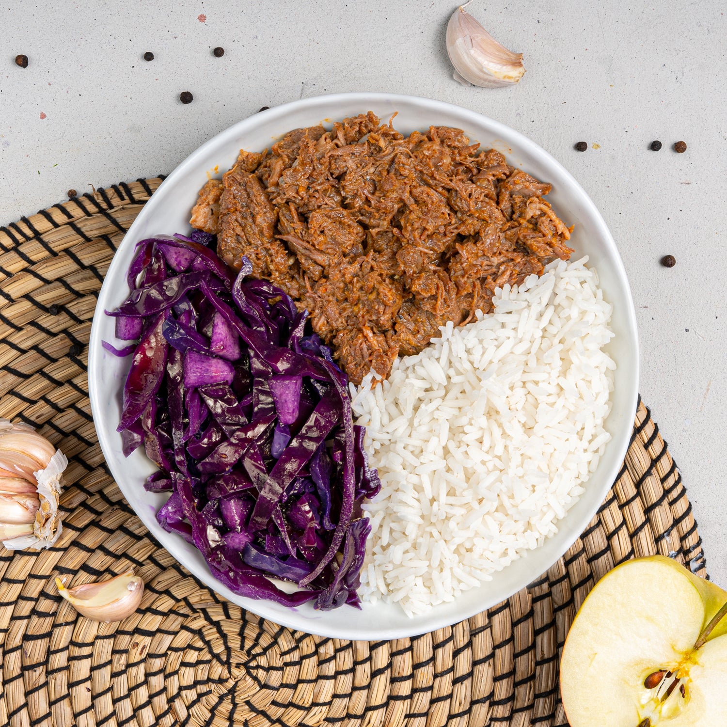 Pulled beef met rijst en rode kool van SportMeals, 570 gram, opgeschept op een bord