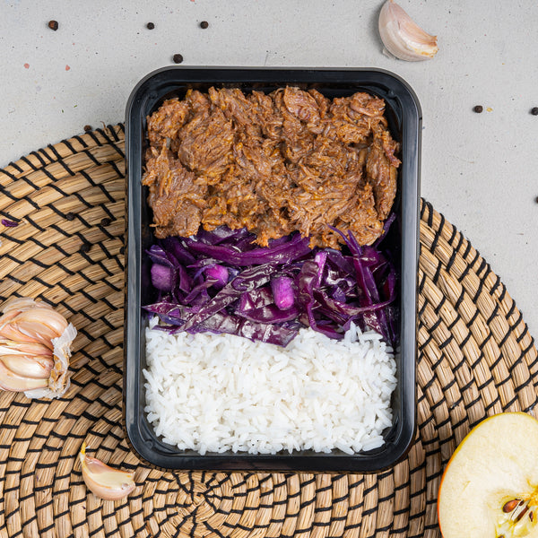 High protein meal prep sportmaaltijd met eiwitrijke pulled beef met rode kool voor spiermassa opbouw