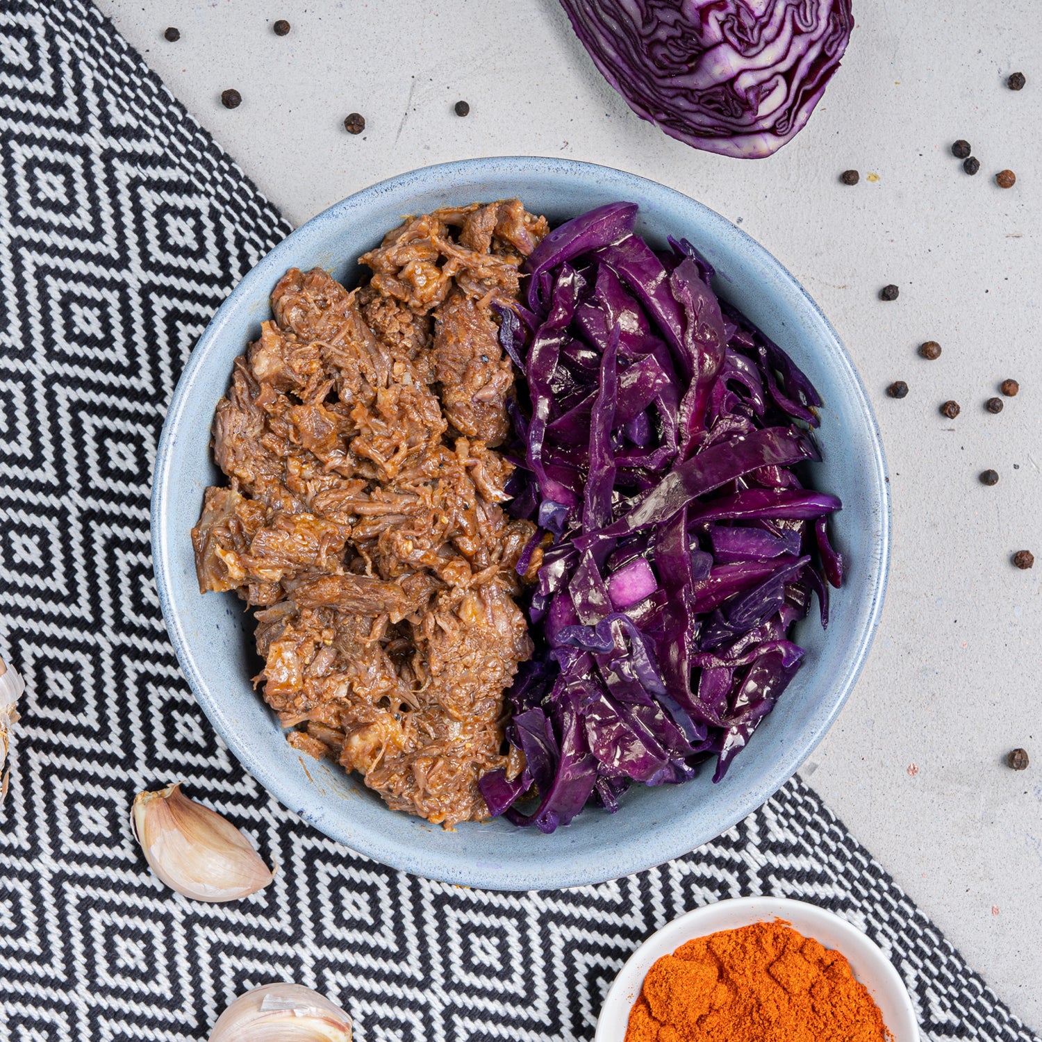 Pulled beef met rode kool van SportMeals, 350 gram, opgeschept op een bord