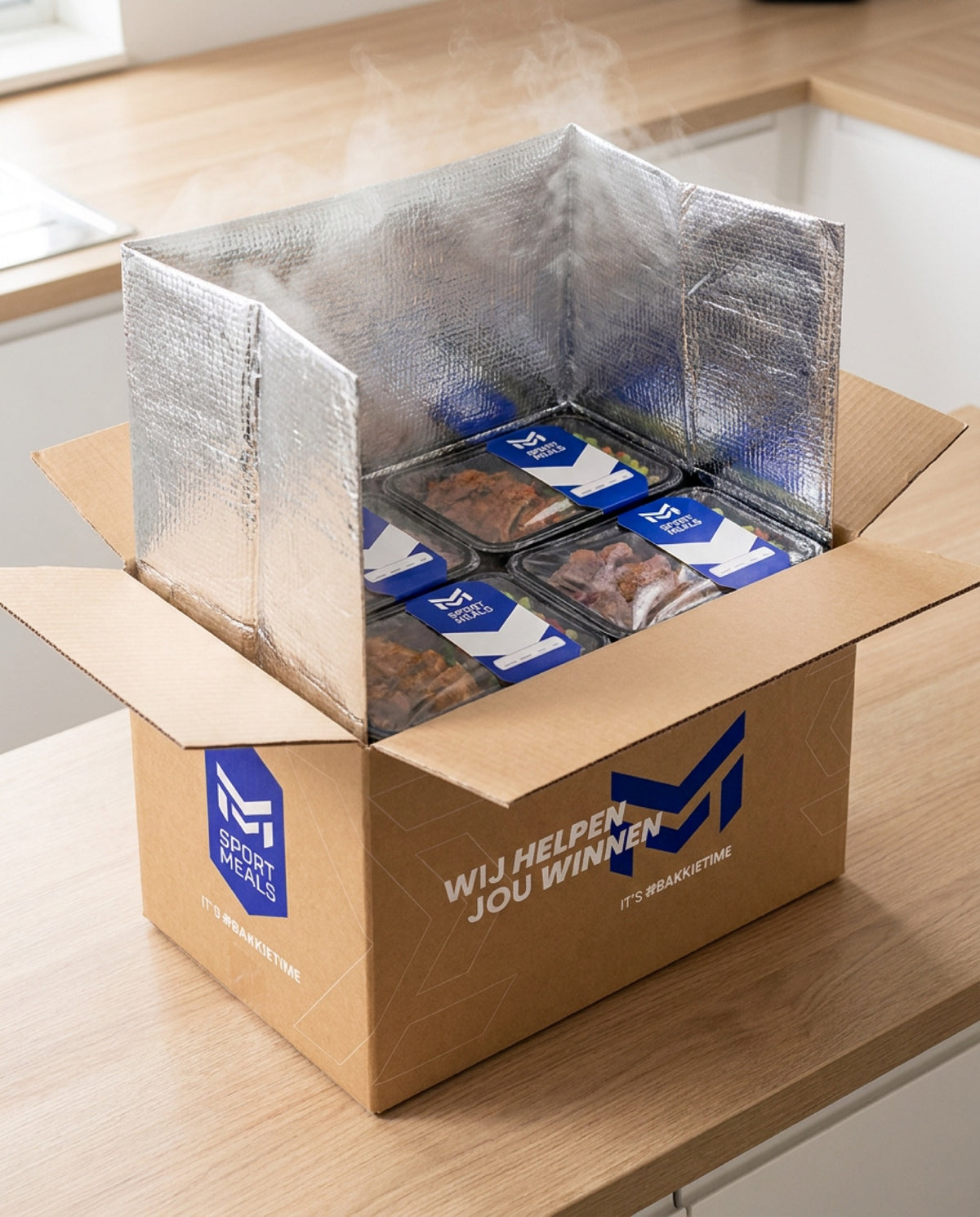 SportMeals verzenddoos met geopende isolatiezak en verdampend droogijs