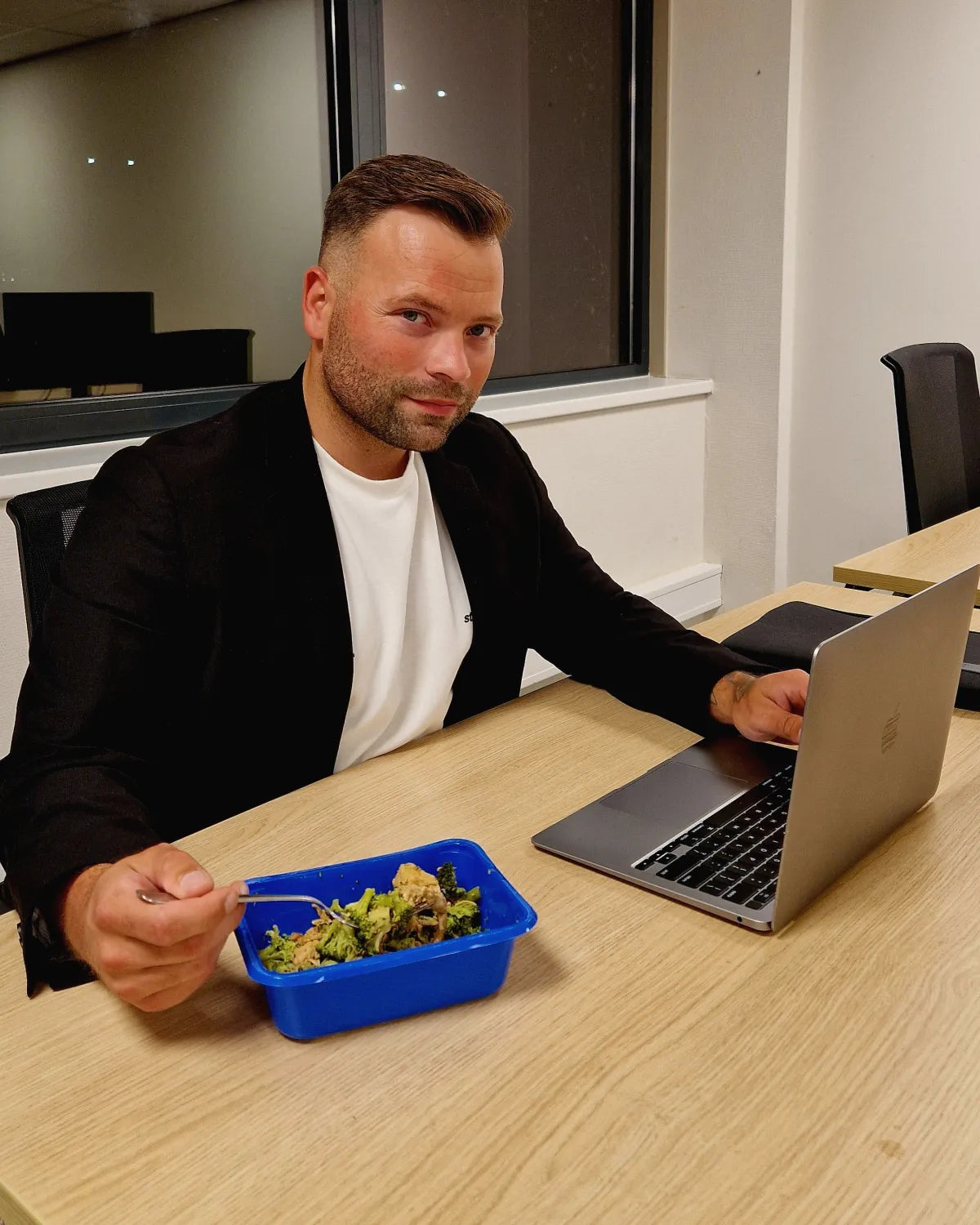 Maaltijd uit het blauwe SportMeals-bakje, gegeten op het moment dat in de dienst past