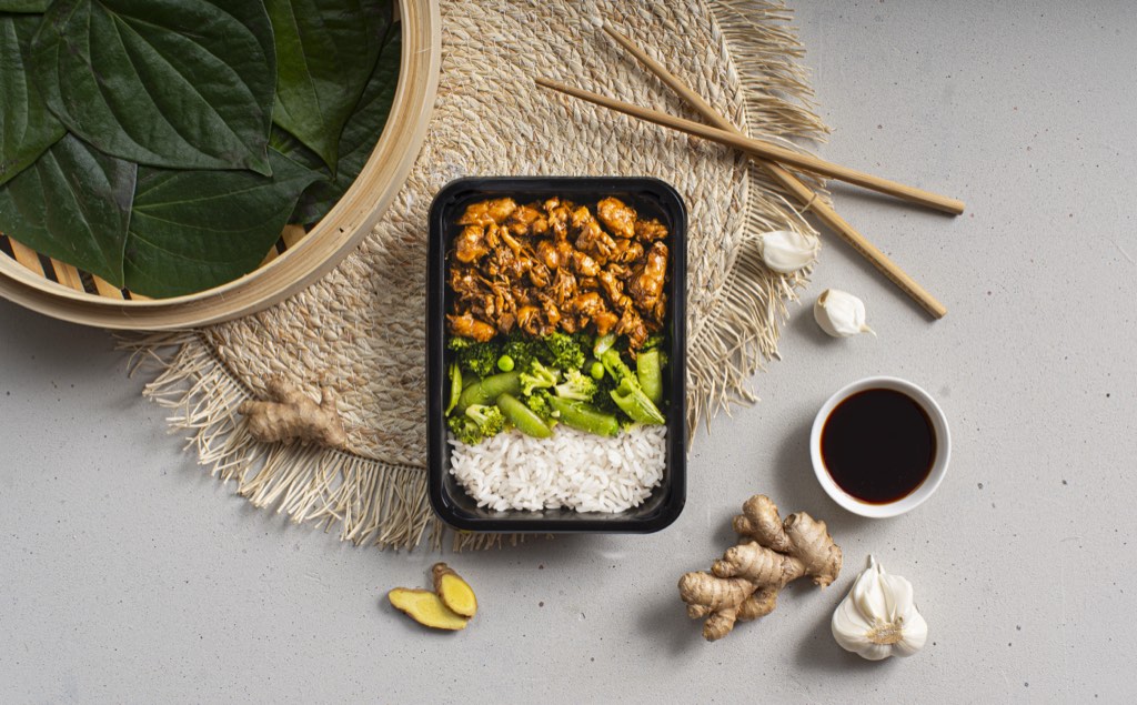 Bakje teriyaki-kip met broccoli, peultjes en rijst, van bovenaf