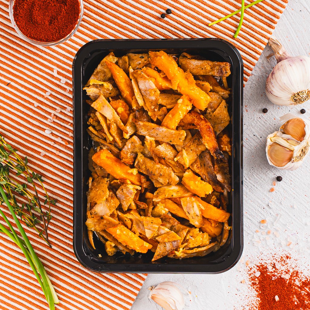High protein kipsalon, geplateerd op tafel