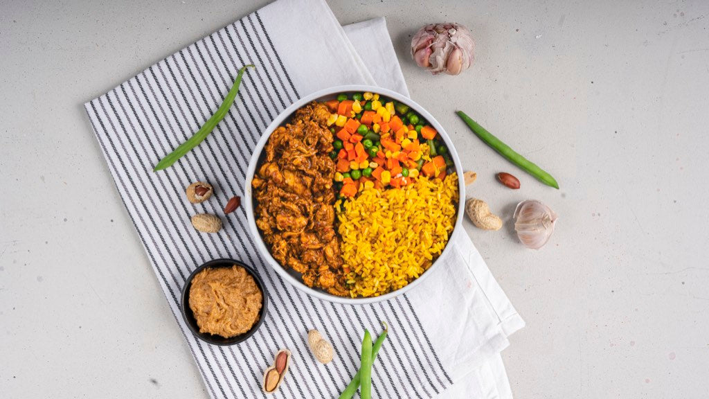Nasi goreng met kip saté, klaar op tafel