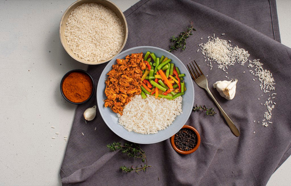Kip piri piri met rijst en wokmix in het bakje