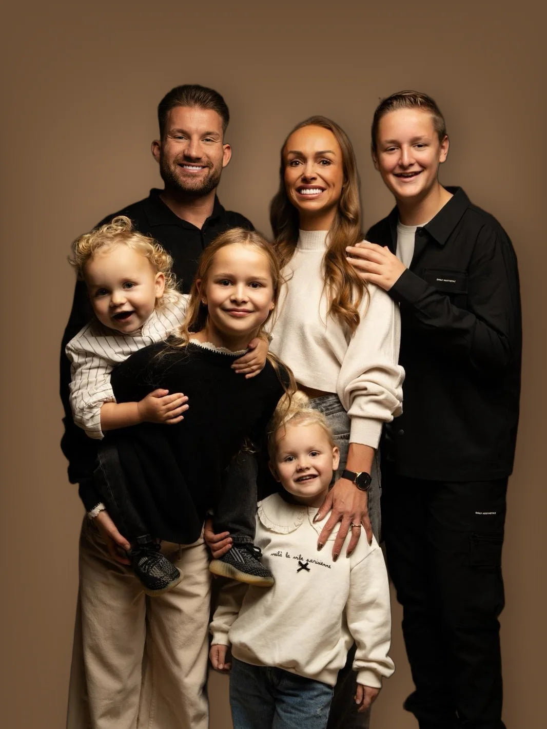 Joey and Daphne with their children Levi, Lizzy, Joé and Davi, laughing in the studio