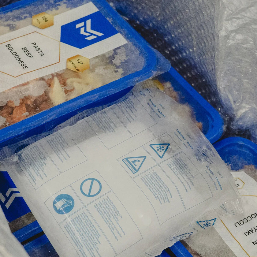 Blauwe SportMeals-bakjes met droogijs in de isolatiezak
