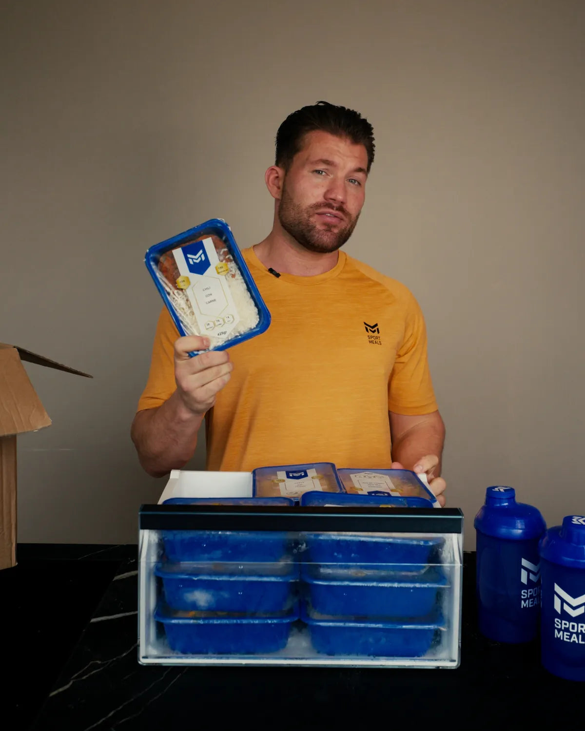 Bakkie uit een vriezerlade vol blauwe SportMeals-bakjes