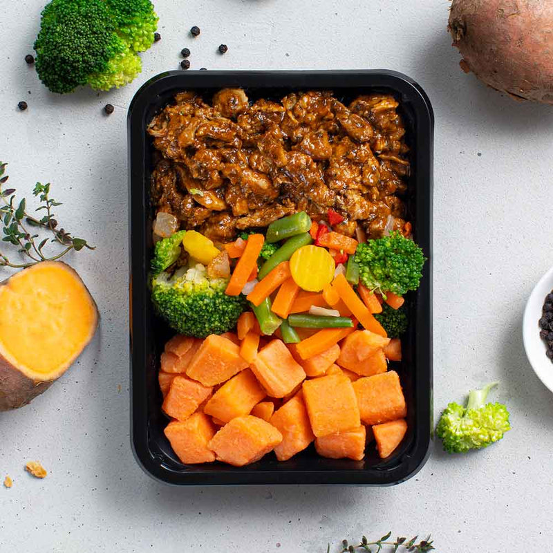 Meal prep with sweet potato, chicken and broccoli to get lean or lose weight on a high-protein diet
