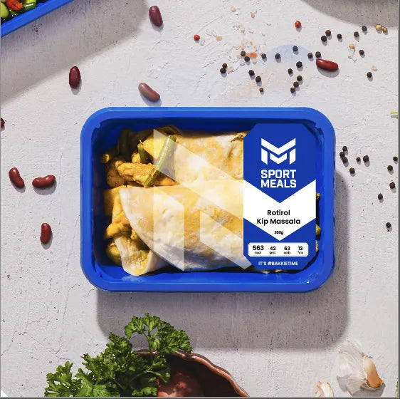 Een blauw SportMeals-bakje met het etiket erop: productnaam, gewicht en de macroblokken voor kcal, eiwit, koolhydraten en vet