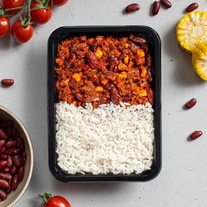 Chili con carne met rijst in een bakje
