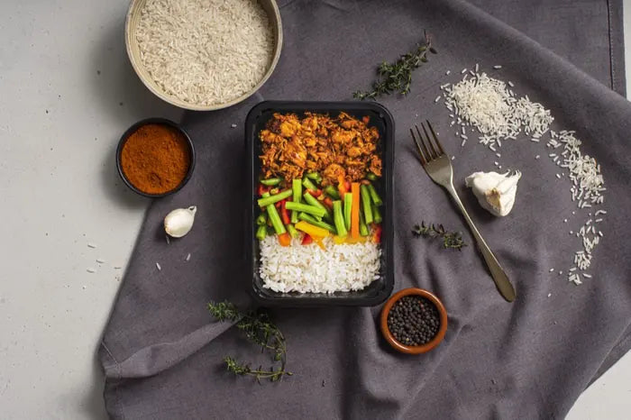 Kip Piri Piri met rijst en wokmix in een bakje